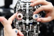Ученые создали робота, способного определять наличие оружия у учеников