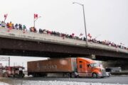 Торговле продовольствием предрекли кризис из-за протеста канадских дальнобойщиков