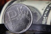 Курс доллара: назван важнейший фактор влияния на рубль в 2022 году