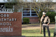 В полиции США раскрыли подробности стрельбы в техасской школе