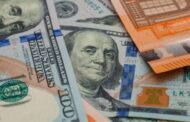 Официальные курсы доллара и евро снизились еще на 1,5 рубля