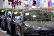 Tesla отзовет сотни тысяч машин из-за риска аварии