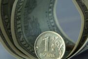 Экономист допустил рост курса доллара до 80 рублей из-за протестов в Казахстане
