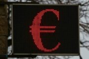 Официальный курс евро на вторник вырос на 1,49 рубля