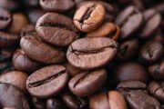 Цену на кофе связали с климатом и курсом рубля