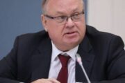 Глава ВТБ оценил вероятность свободной покупки валюты в России