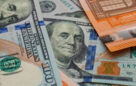 Официальные курсы доллара и евро снизились еще на 1,5 рубля